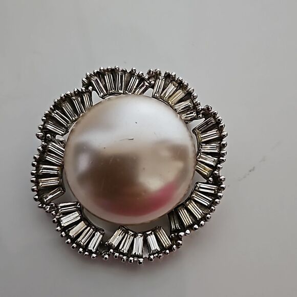 Birks Vintage 1950s Brooch Faux Pearl Surrounded By 40 Baguette Rhinestones - Picture 15 of 16
